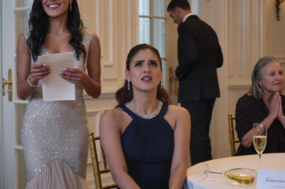 Me sentaron en la cocina durante la boda de mi hermano, así que cancelé el contrato de mi empresa.