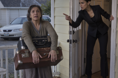 Mi esposo falleció y mi hija heredó la casa y u$ 6 millones. A mí solo me quedó una cabaña vieja. Entonces me echó de la casa gritando: “¡Vete a vivir con los cerdos, vieja pobre!” Días después… lo que encontré en la cabaña la dejó en shock…