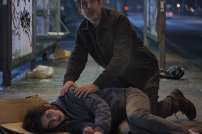 Encontré a mi hija durmiendo en la calle y quedé paralizado. Su marido había vendido la casa y se había casado con la amante dos años atrás, dejándola sin nada. La llevé a casa. Al día siguiente fui al edificio donde él vivía… y cuando abrió la puerta, lo que le hice… nunca lo va a olvidar.