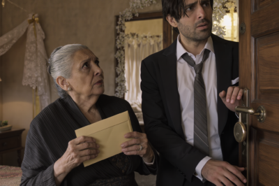 En la noche de bodas de mi nieta, mi yerno cerró la puerta, me dio un sobre lleno de dinero y gritó: “¡Huyan por la ventana, ahora!” No entendí nada, pero obedecí… y eso me salvó del desastre.
