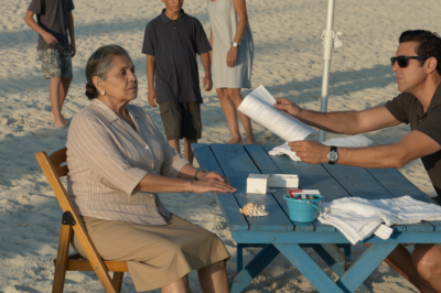 Estaba en la playa con mis nietos cuando recibí un mensaje extraño que decía: “¡sal en silencio urgente! ¡no les digas nada.” Sentí un escalofrío, pero obedecí. Lo que descubrí fue su plan aterrador… ¡y la policía ya estaba en camino!