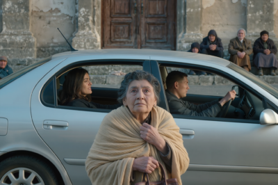 En mi cumpleaños número 67, mi hijo me dejó en la puerta de la iglesia. Su esposa se rió: “Pida limosna con los demás.” Una semana después, rebuscaba en la basura cuando un hombre de traje apareció: “Su marido dejó algo. Pero escribió una condición…” “Mi cuerpo empezó a temblar.”