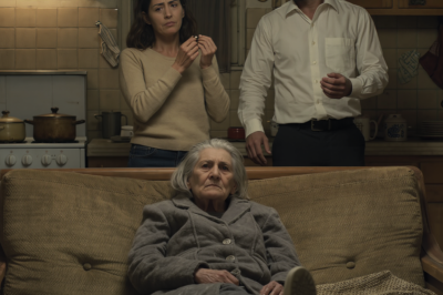 Fingí estar en bancarrota y supliqué un techo. Mis hijos ricos me azotaron la puerta en la cara. Solo mi hijo menor, un maestro sin dinero, me abrió su casa… listo para empeñar su anillo de boda para darme de comer. A la mañana siguiente, llegó mi abogado con documentos y un cheque millonario… y sus caras lo dijeron todo.