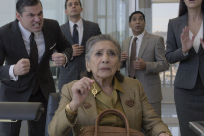 Tuve un ACV leve y mis 2 hijos decidieron: “Mamá, usted necesita cuidados especiales. Ya hablamos con un excelente hogar de ancianos.” No lloré, no discutí. Solo pedí pasar por el banco antes de ir. Les pareció raro, pero pararon… Cuando salimos del banco…