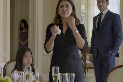 Durante la cena, mi nieta de repente deslizó una nota sobre mi mesa que decía: “Abuela, ¡finge que estás enferma y sal de aquí de inmediato!”. Me quedé confundida, pero decidí confiar y seguir sus instrucciones… 10 minutos después…