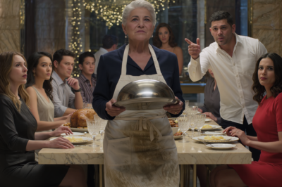 Mi hijo me gritó en la cara: “Paga la renta… o lárgate” lo hizo frente a veinticinco personas en la cena de Navidad mi nuera se burló: “A ver cómo sobrevives sin nosotros” hice mi maleta, me fui a mi verdadera casa… y corté la casa, el auto y cada peso que habían gastado a costa mía