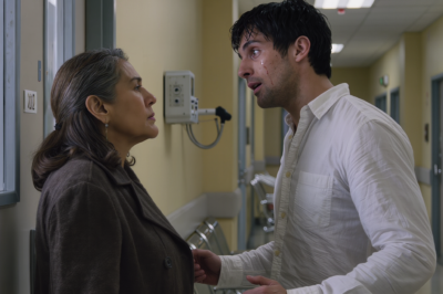 Mi yerno me llamó llorando: “Su hija… ella no resistió el parto.” Corrí al hospital. Él me impidió entrar a la habitación. “Usted no quiere verla así. Confíe en mí.” Algo estaba mal. Muy mal. Fingí aceptar y me fui. A medianoche, volví en silencio por el pasillo trasero. Lo que oí en la puerta de la habitación… heló mi sangre.